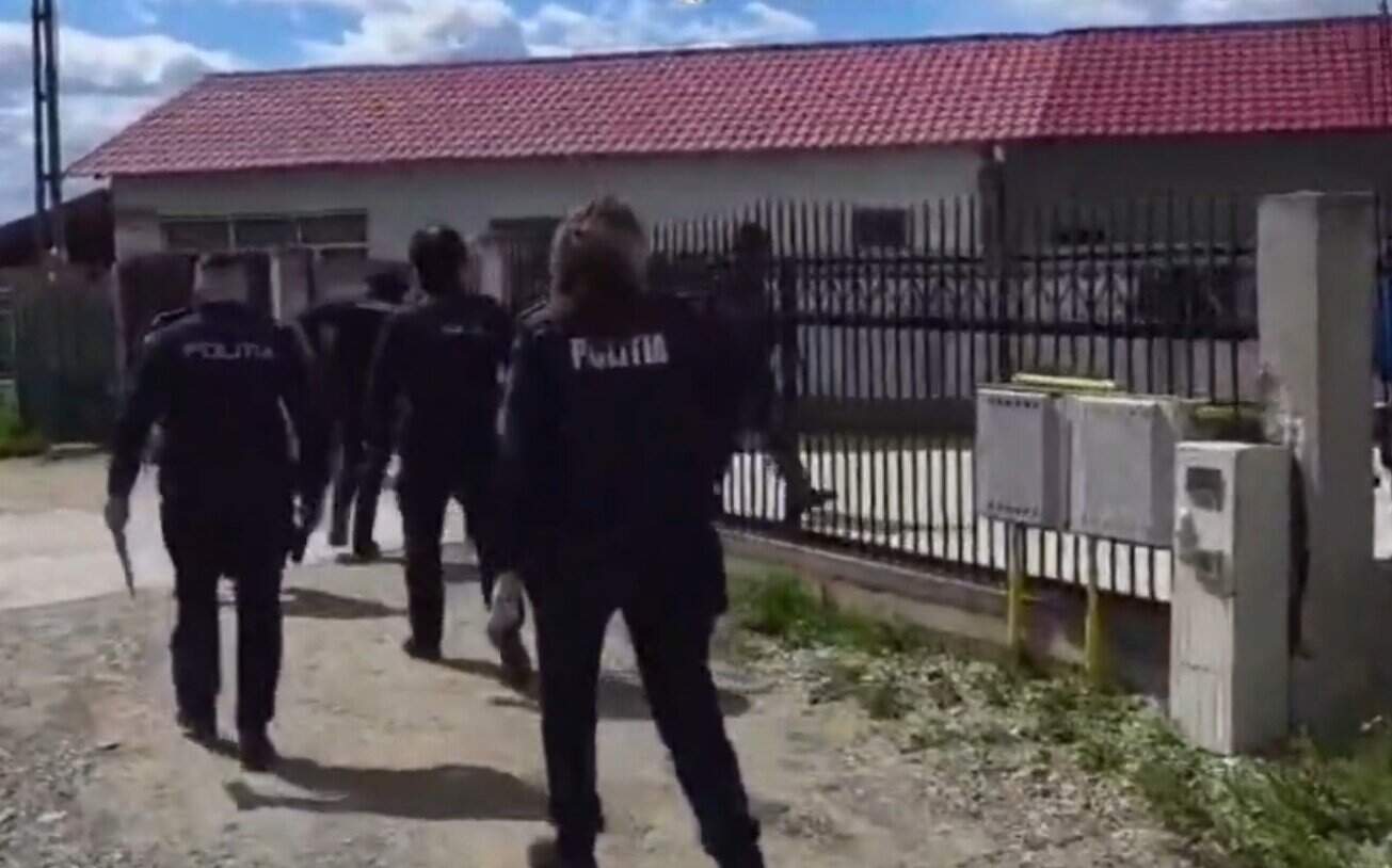 VIDEO: Percheziții la Boldești-Scăeni după o bătaie în stradă. Opt persoane săltate pentru audieri