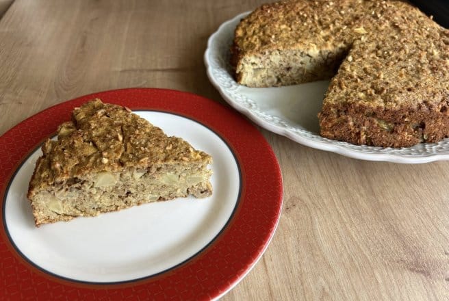 Prajitura cu mere, nuci si fulgi de ovaz – Reteta dietetica si usoara