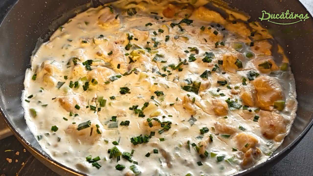 Pui cu smântână și usturoi verde – Rețeta simplă și savuroasă