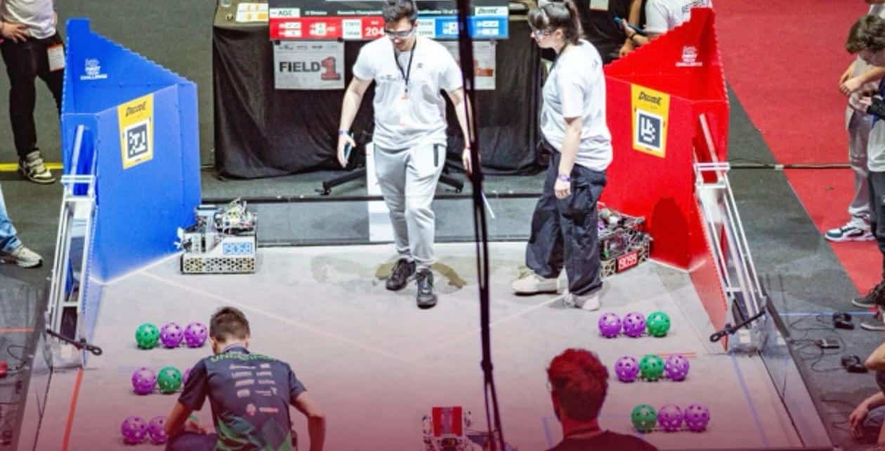 Cum au ajuns 19 liceeni din Câmpina să construiască un robot pe care se pregătesc să-l ducă la o competiție de robotică din Olanda?