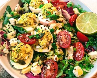 Salata cu oua umplute cu crema de avocado si branza