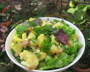 Salata de cartofi cu peste afumat si verdeturi