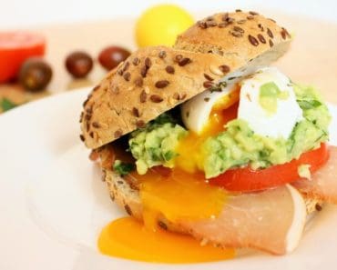 Sandwich cu Ou Posat si Guacamole