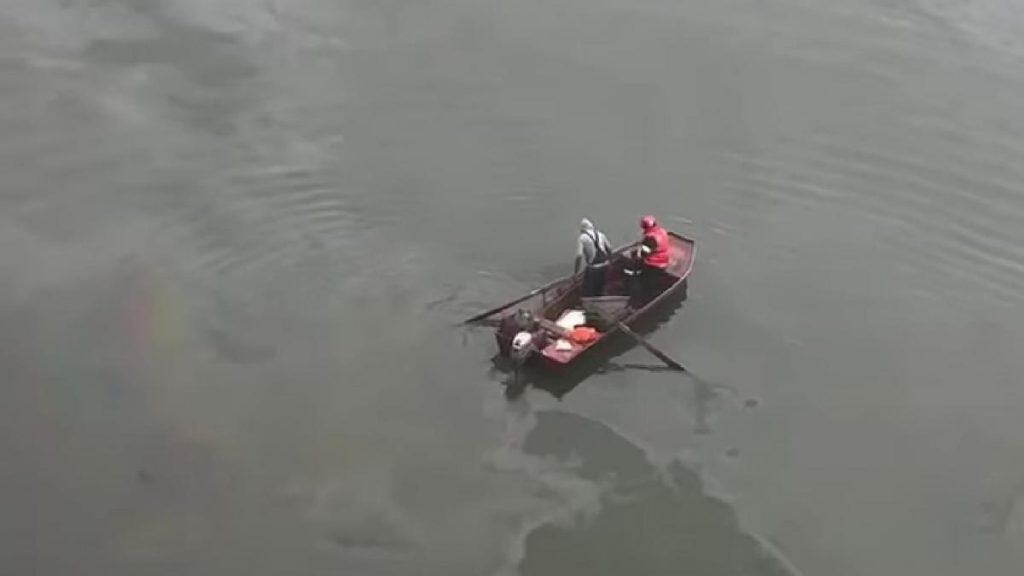 Un bărbat a căzut din barcă la Boldești-Grădiștea. Au fost chemați scafandrii