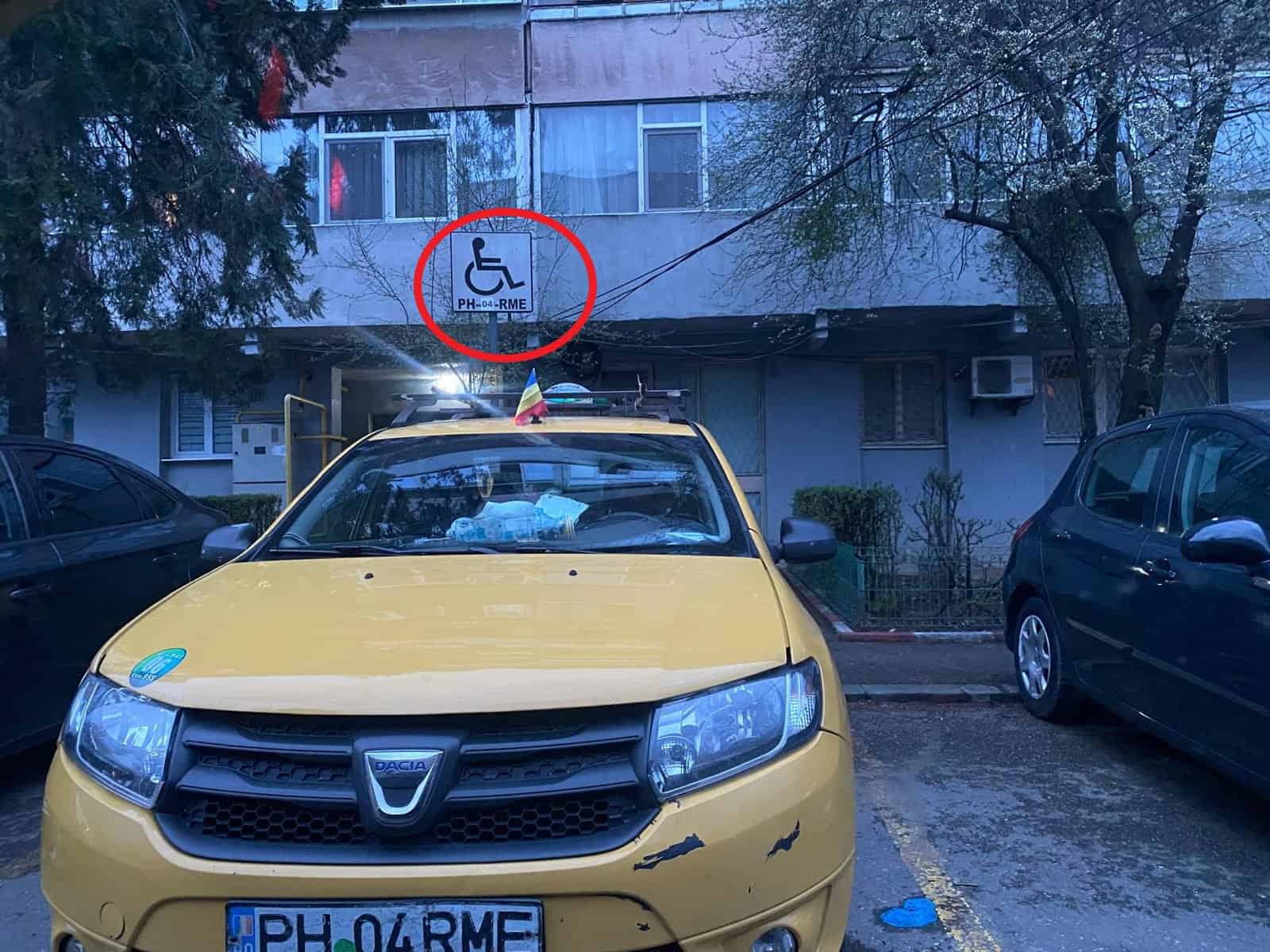 Un taximetrist din Ploiești folosește un loc de parcare pentru persoane cu handicap. Șoferul a schimbat și numărul de pe indicator Un taximetrist din Ploiești folosește un loc de parcare pentru persoane cu handicap. Șoferul a schimbat și numărul de pe indicator
