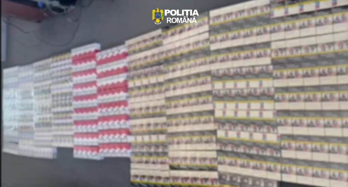 VIDEO: Bărbat reținut de polițiști în Ploiești după ce a fost prins cu sute de pachete de țigări netimbrate.