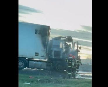 VIDEO: Un TIR a luat foc pe DN 1, la Florești