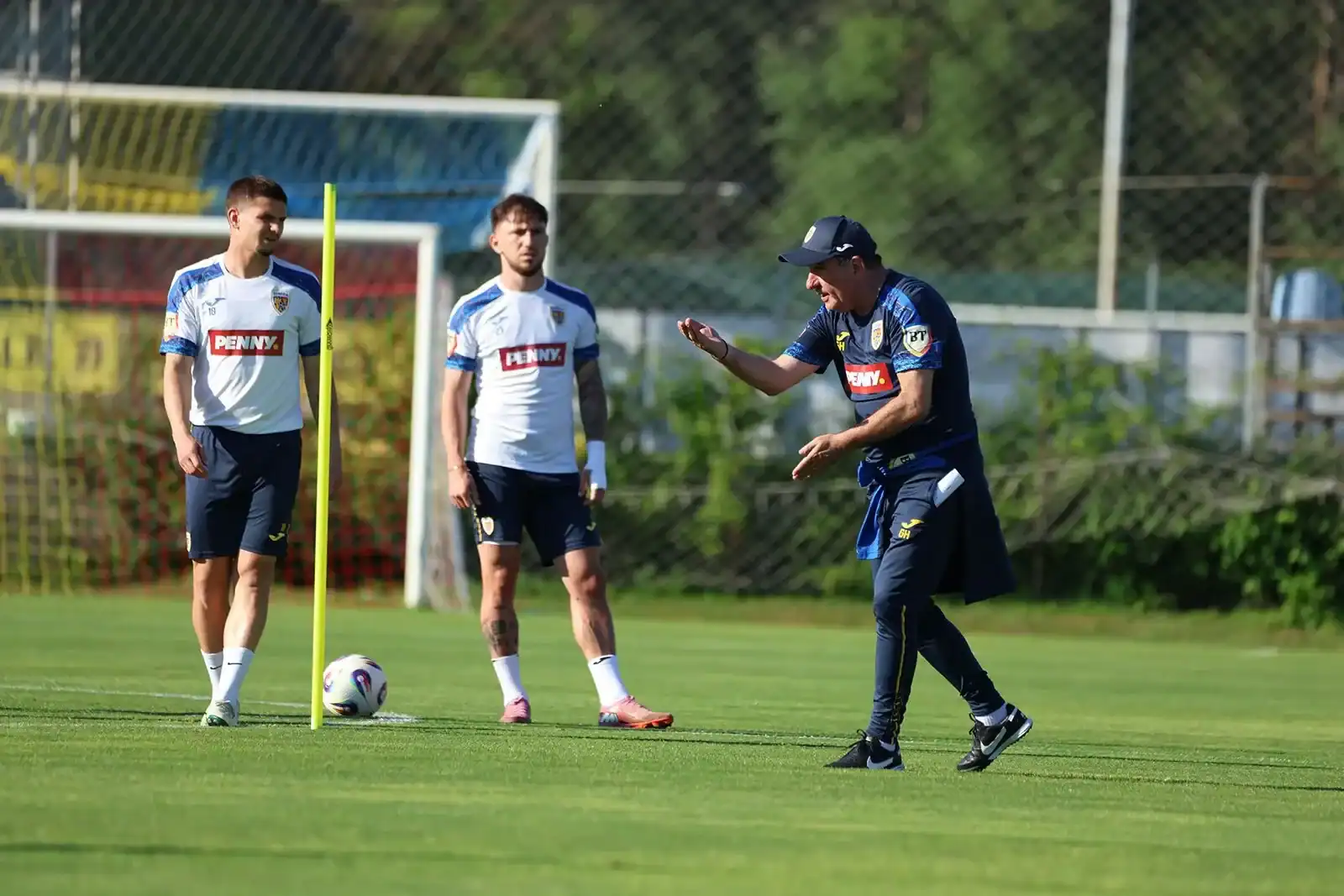 Man și Radu au “scăpat” de cantonament. Naționala U18 are o “dublă” amicală Man și Radu au “scăpat” de cantonament. Naționala U18 are o “dublă” amicală
