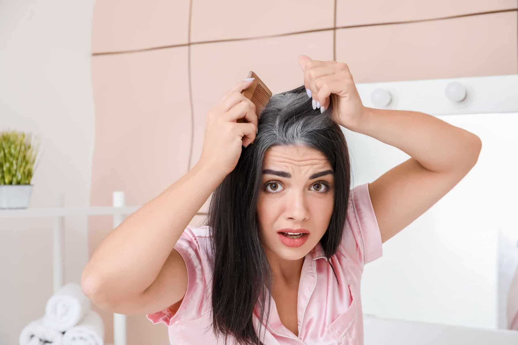 Te-ai săturat de păr alb? Soluția naturală pentru a-l colora acasă, fără vopsea toxică