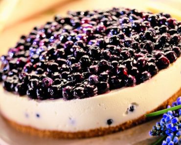 Cheesecake cu afine, un desert rapid și spectaculos. Rețeta cu care vei cuceri toată familia