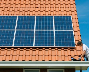 „Victorie pentru românii care produc energie acasă”. Legea prosumatorilor, declarată constituţională de către CCR. Ce se obţine