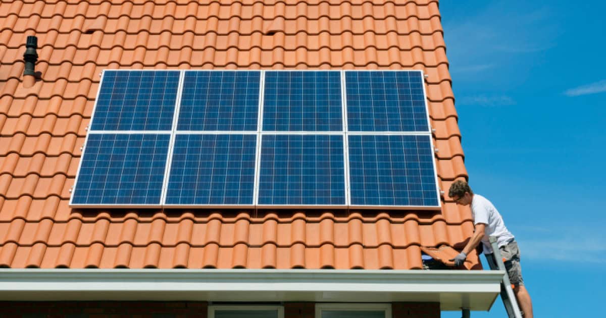 „Victorie pentru românii care produc energie acasă”. Legea prosumatorilor, declarată constituţională de către CCR. Ce se obţine