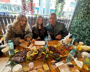 Daniela Gyorfi și-a scos familia la mici la o terasă din Rahova: „Eu și Maria suntem și la dietă”