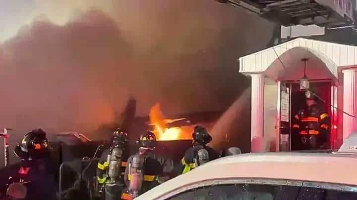O casă a explodat, în timpul intervenției polițiștilor! Un bărbat a murit | VIDEO