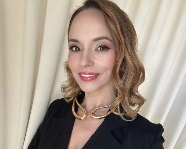 Andreea Marin a îmbrăcat cel mai mulat costum de yoga! Cum arată la 51 de ani, nemachiată