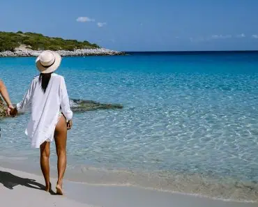 Stațiunea din Grecia care a fost desemnată cea mai ieftină destinație de plajă din Europa în 2026. Pe ce insulă se află și cât costă cazarea pe noapte