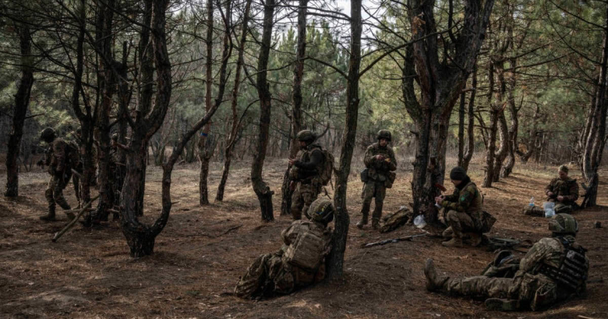 Un soldat ucrainean a ajuns din greșeală într-o tranșee inamică, a supraviețuit două săptămâni și s-a întors cu un prizonier rus
