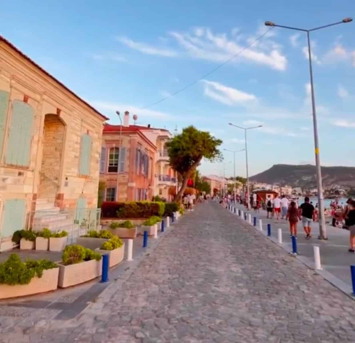 Eski Foca, satul vechi de o mie de ani, unde sute de turiști așteaptă răbdători sa cumpere sakiz dondurma