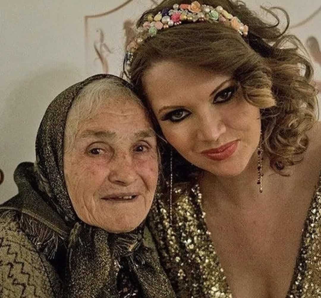 De ce nu poate Oana Lis să meargă la înmormântarea bunicii care a crescut-o: „Mă doare, dar asta este”