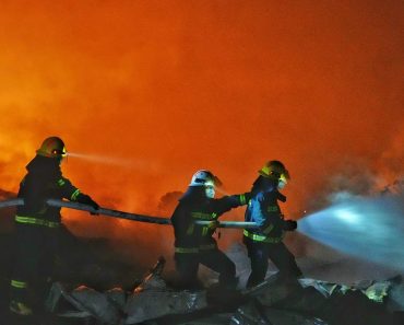 Imaginile groazei! Peste 26 de oameni au murit după o explozie la o firmă