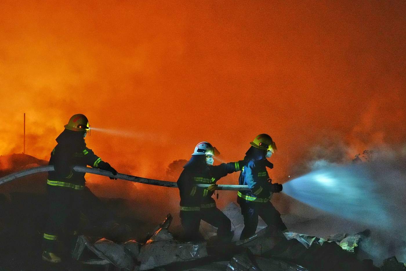 Imaginile groazei! Peste 26 de oameni au murit după o explozie la o firmă