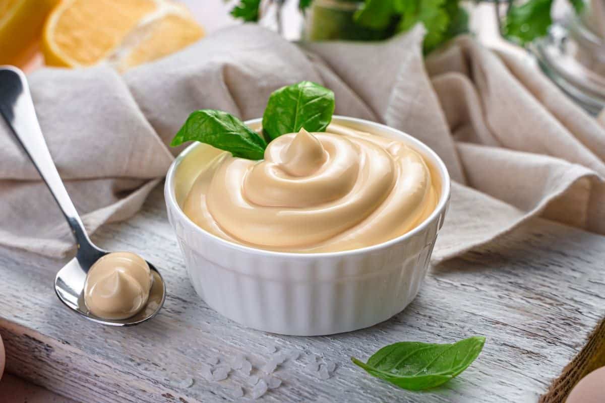 Rețeta de maioneză cu usturoi ca la restaurant. E foarte gustoasă și simplu de făcut