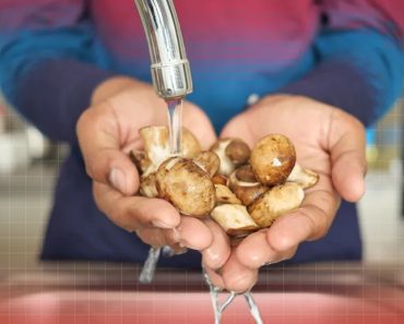 Greșeala pe care mulți o fac în bucătărie. Top 5 alimente pe care nu trebuie să le speli niciodată