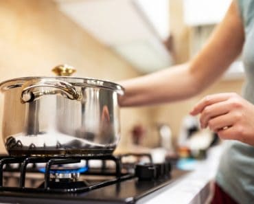 Carnea și legumele se pun la fiert în apă rece sau fierbinte? Regula simplă care schimbă gustul preparatelor