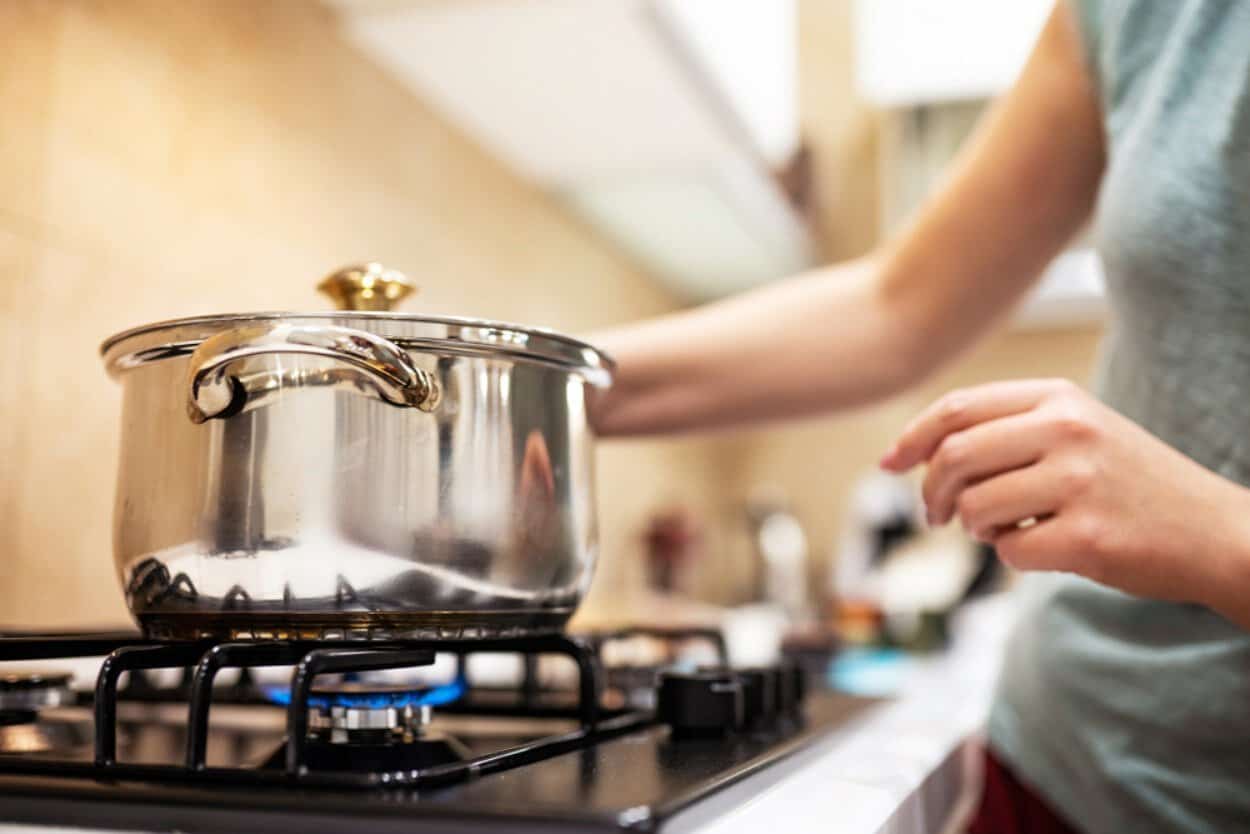 Carnea și legumele se pun la fiert în apă rece sau fierbinte? Regula simplă care schimbă gustul preparatelor