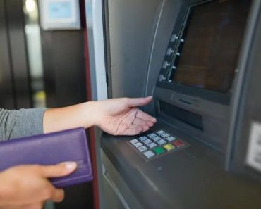 Motivul pentru care nu ar trebui să ceri niciodată chitanță la bancomat după ce scoți bani