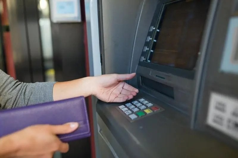 Motivul pentru care nu ar trebui să ceri niciodată chitanță la bancomat după ce scoți bani