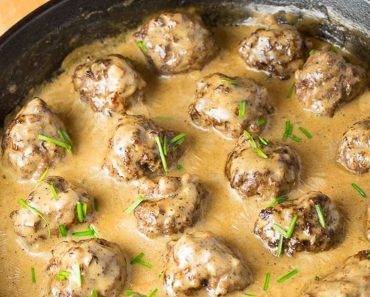 Rețetă suedeză reinterpretată. Chifteluțe Köttbullar în sos fin de muștar și smântână, un preparat cremos, aromat și ușor de făcut acasă