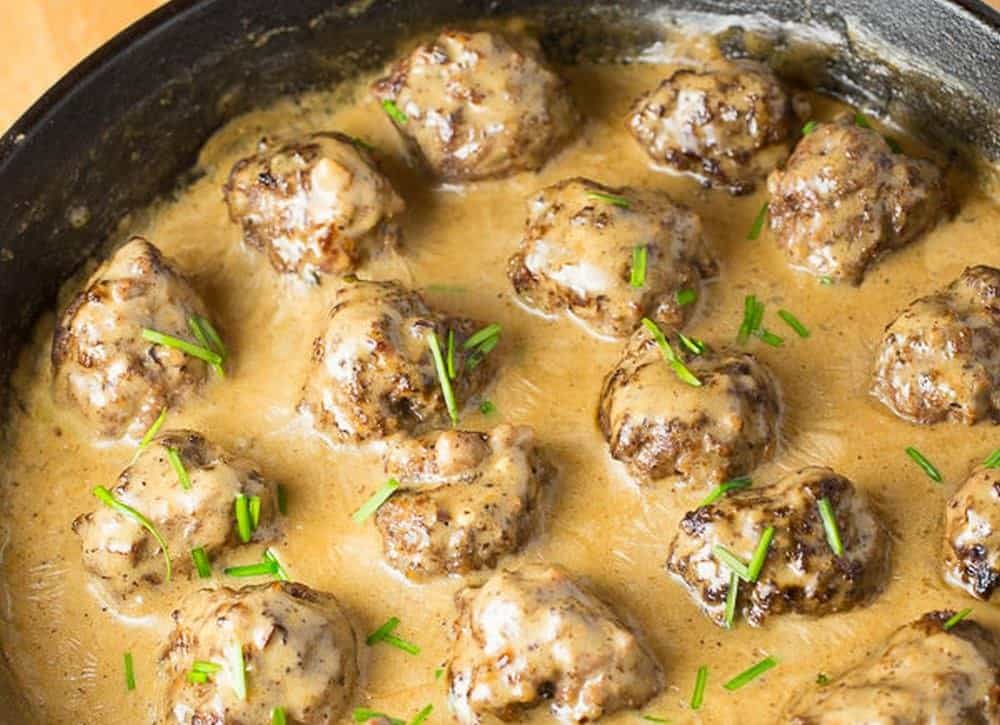 Rețetă suedeză reinterpretată. Chifteluțe Köttbullar în sos fin de muștar și smântână, un preparat cremos, aromat și ușor de făcut acasă