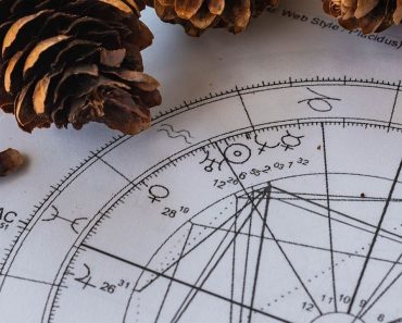 Horoscop duminică, 10 mai. Berbecii sunt dați peste cap de situații ciudate, iar Peștii trebuie să evite greșelile din trecut