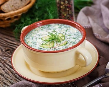 Ciorba bulgărească de vară cu castraveți, un deliciu pe care trebuie să-l încerci măcar o dată în viață! E delicioasă, se prepară rapid și te va cuceri de la prima lingură