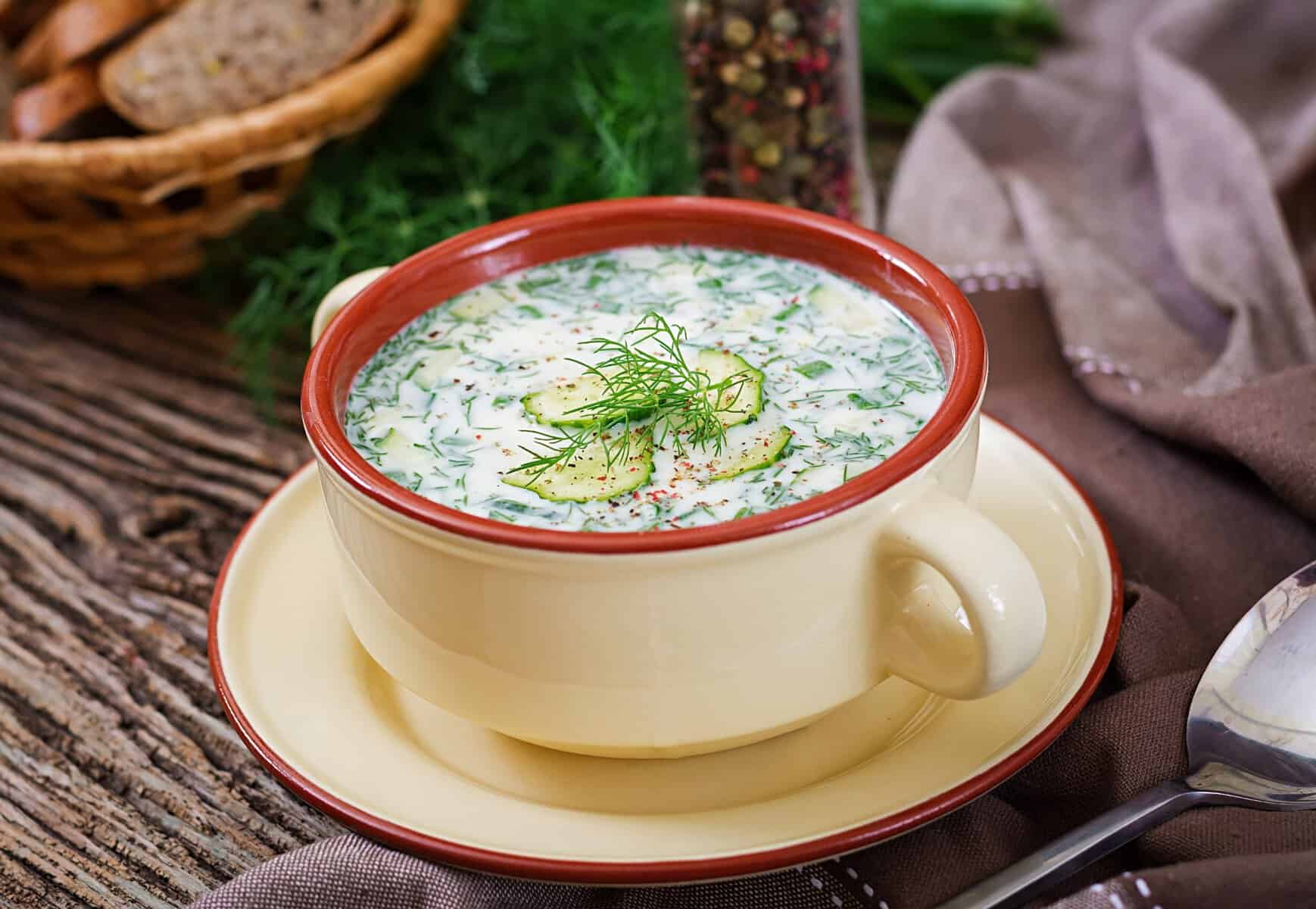 Ciorba bulgărească de vară cu castraveți, un deliciu pe care trebuie să-l încerci măcar o dată în viață! E delicioasă, se prepară rapid și te va cuceri de la prima lingură