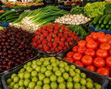 Cireșele, căpșunile și roșiile au apărut în piața Obor cu prețuri surprinzătoare. Cât costă un kilogram