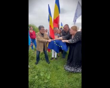 Diana Șoșoacă a sfâșiat drapelul UE de Ziua Europei. În aceeași zi a fost a fost la Ambasada Rusiei