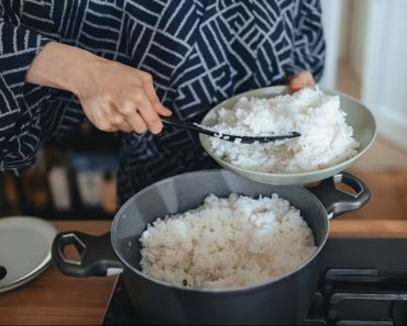 Cum obții un orez perfect și aromat: „Un sfat excelent”. Trebuie adăugat un ingredient simplu în tigaie