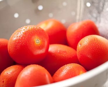 Cum se spală corect roșiile pentru a scăpa de urmele de pământ și pesticide. Mâncarea va fi mai sigură și mai sănătoasă