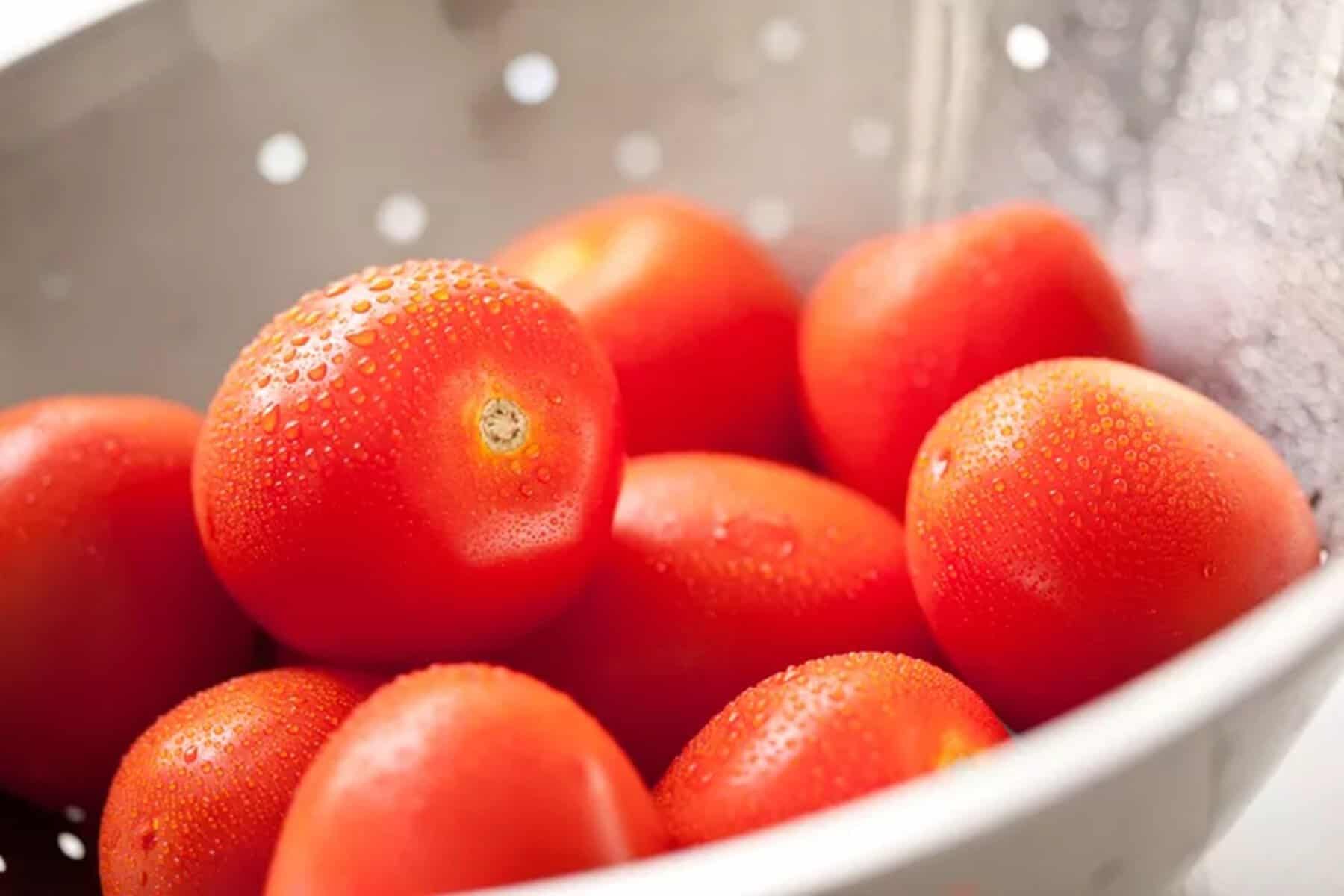 Cum se spală corect roșiile pentru a scăpa de urmele de pământ și pesticide. Mâncarea va fi mai sigură și mai sănătoasă Cum se spală corect roșiile pentru a scăpa de urmele de pământ și pesticide. Mâncarea va fi mai sigură și mai sănătoasă
