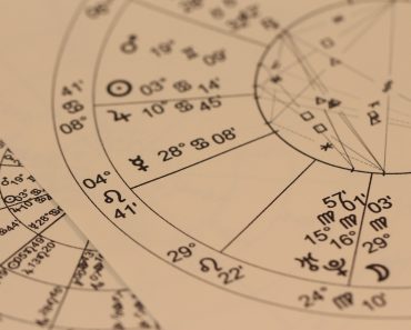 Horoscop 15 mai. Taurii trebuie să fie atenție la informațiile primite, Racii ar putea obține o promovare