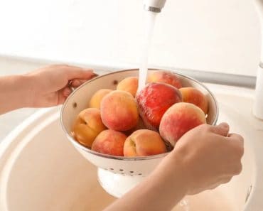 Cum se spală corect piersicile. Metoda prin care elimini pesticidele, dar și murdăria