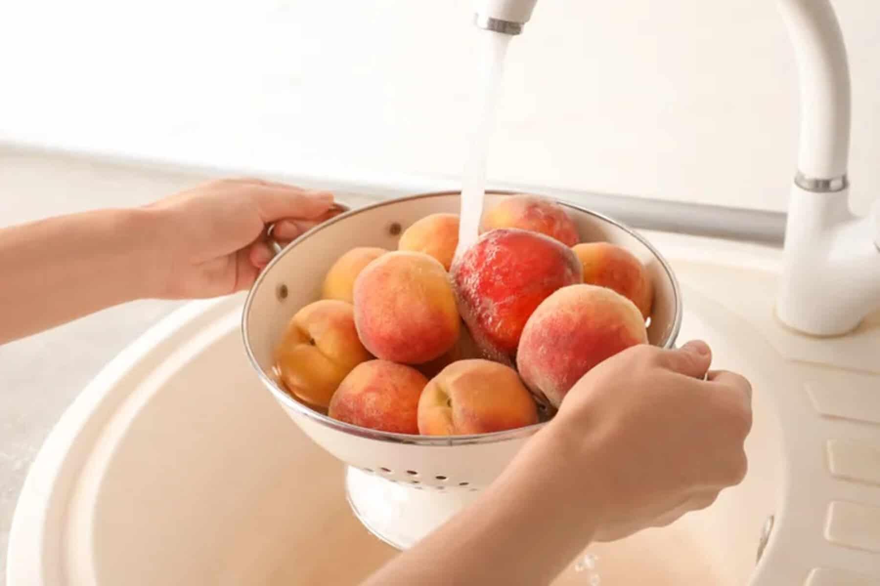 Cum se spală corect piersicile. Metoda prin care elimini pesticidele, dar și murdăria