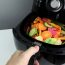 Air fryer sau cuptor electric? Care sunt diferențele și ce avantaje are fiecare variantă