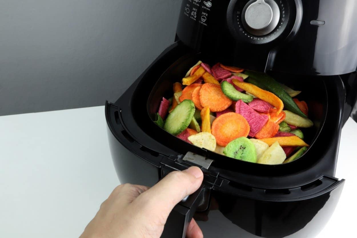 Air fryer sau cuptor electric? Care sunt diferențele și ce avantaje are fiecare variantă Air fryer sau cuptor electric? Care sunt diferențele și ce avantaje are fiecare variantă