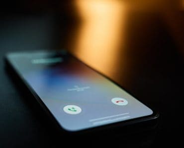 Noua schemă de fraudă care îți poate goli conturile în câteva secunde. Cum funcționează „amenda prin SMS”