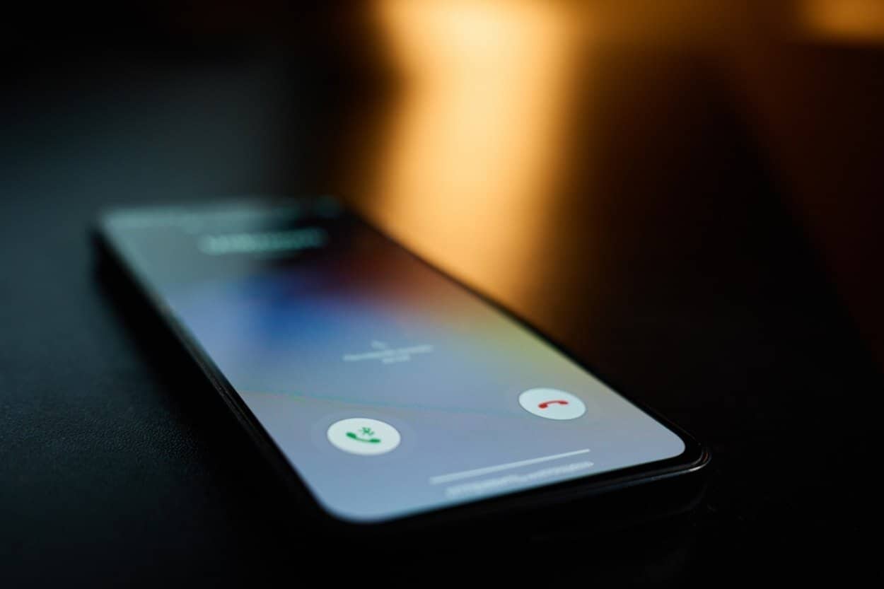 Noua schemă de fraudă care îți poate goli conturile în câteva secunde. Cum funcționează „amenda prin SMS”