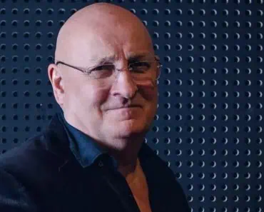 Roșii plantate „cu susul în jos” în grădina actorului Bebe Cotimanis: „Am luat găletușe de cinci lei și am pus roșii cherry”