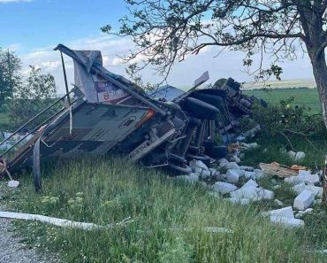 Doi români au murit după ce s-au răsturnat cu TIR-ul! Imagini halucinante de la locul accidentului